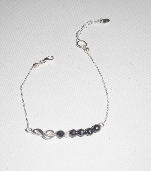 Bracelet original note de musique et perles en hématite sur chaine fine en argent 925