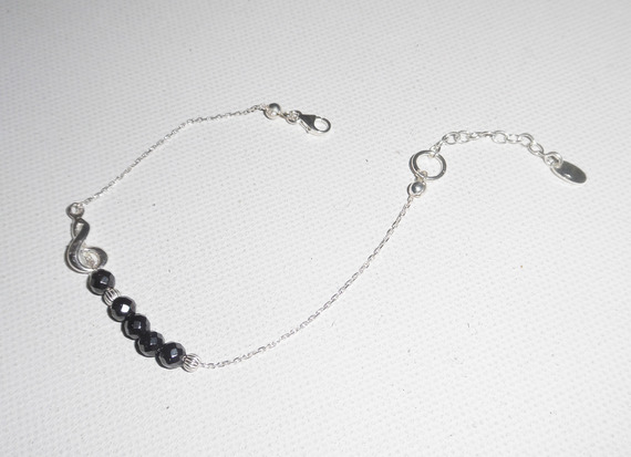 Bracelet original note de musique et perles en hématite sur chaine fine en argent 925