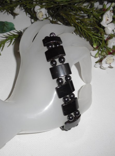 Bracelet original pour homme en pierres d'hématite grises sur corde élastique