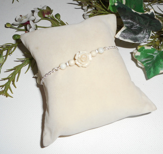 Bracelet original rose écru avec perles en nacre sur chaine en argent 925