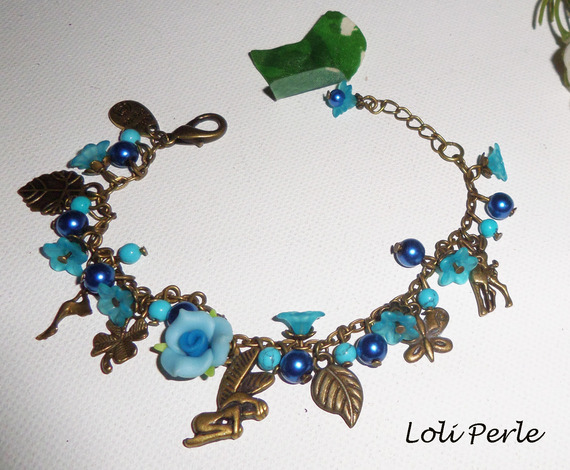 Bracelet pampilles avec pierres bleues et fleurs sur chaine bronze