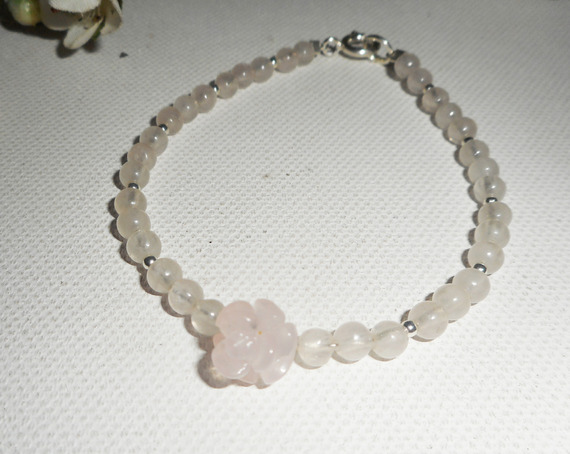 Bracelet perles et rose en quartz rose sur fermoir argent