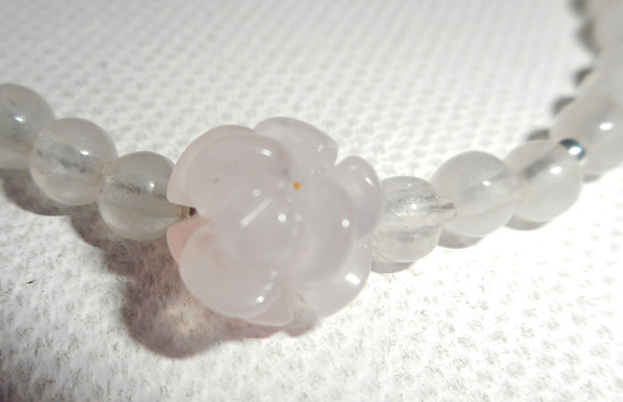 Bracelet perles et rose en quartz rose sur fermoir argent