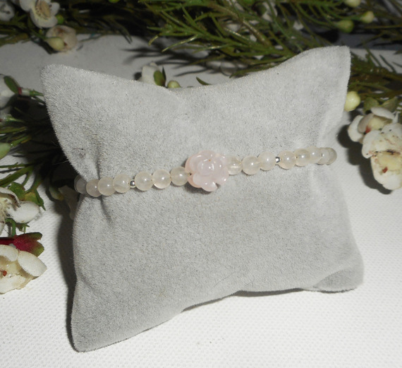 Bracelet perles et rose en quartz rose sur fermoir argent