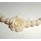 Bracelet perles et rose en gorgone écrue sur fermoir argent