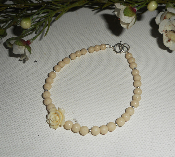 Bracelet perles et rose en gorgone écrue sur fermoir argent