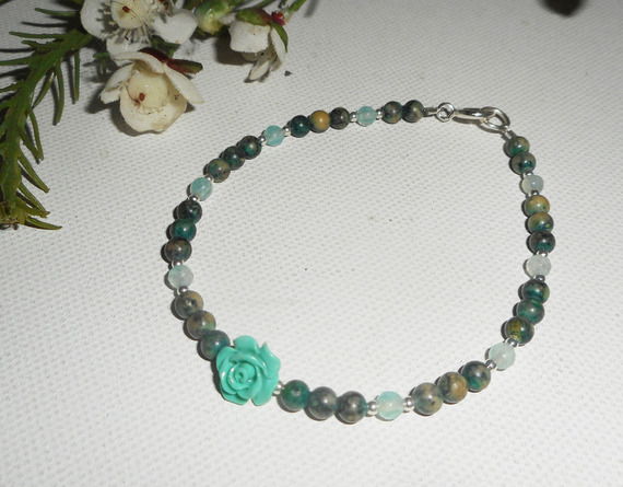 Bracelet perles et rose en gorgone vert sur fermoir argent