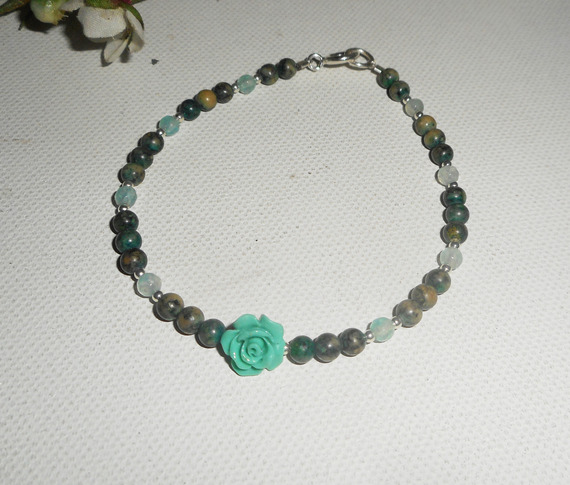 Bracelet perles et rose en gorgone vert sur fermoir argent