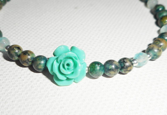 Bracelet perles et rose en gorgone vert sur fermoir argent