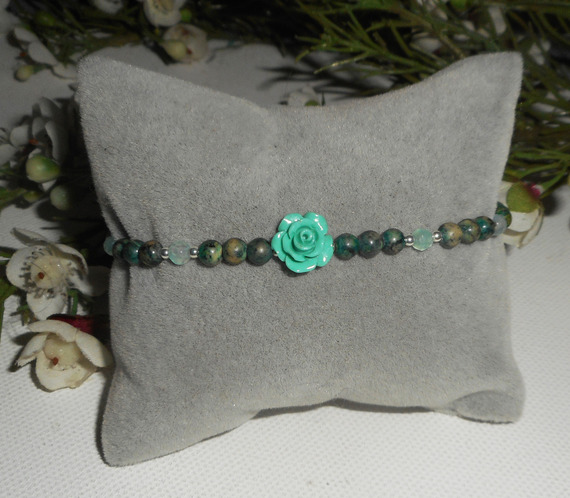 Bracelet perles et rose en gorgone vert sur fermoir argent