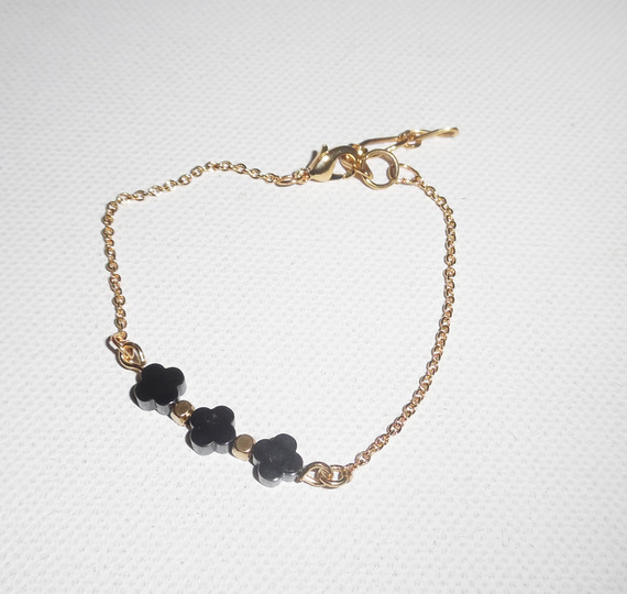 Bracelet  perles et trèfle en pierres d'hématite sur chaine plaqué or