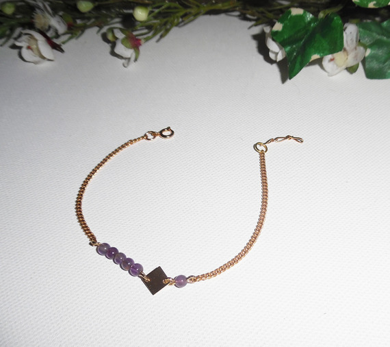 Bracelet  petites pierres d'améthyste avec losange sur chaine plaqué or