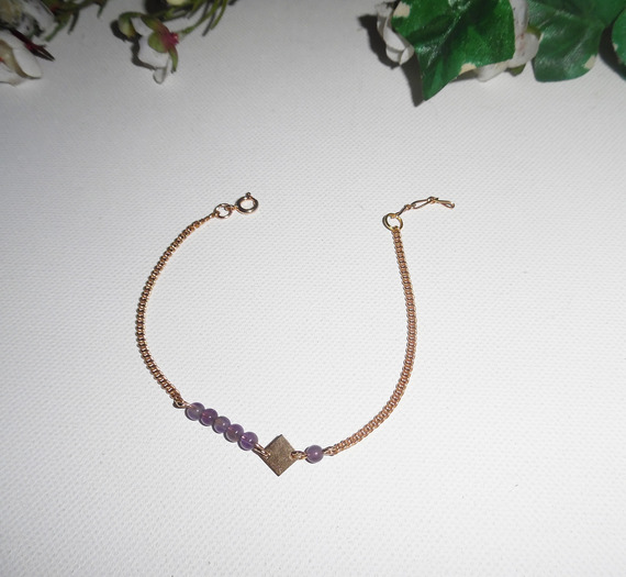 Bracelet  petites pierres d'améthyste avec losange sur chaine plaqué or