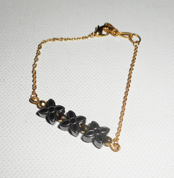 Bracelet pierre d'hématite forme fleur sur chaine plaqué or