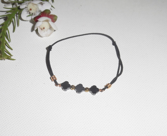 Bracelet pierres en hématite forme 3 trèfles et perles or sur cordon élastique noir