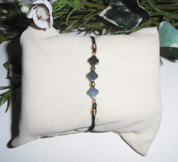 Bracelet pierres en hématite forme 3 trèfles et perles or sur cordon élastique noir
