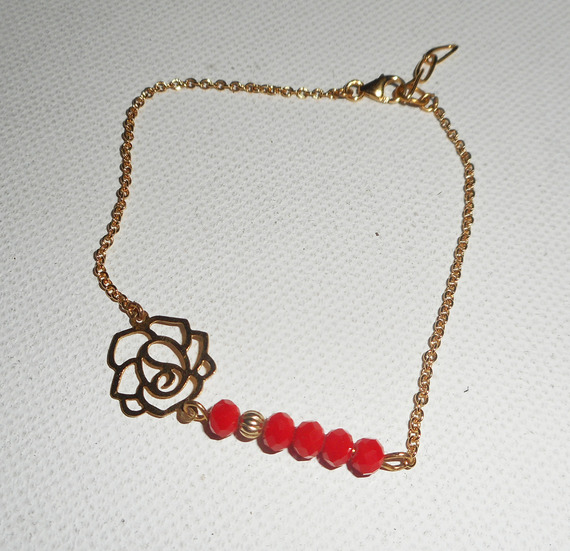 Bracelet rose en filigrane avec cristal de bohème rouge sur chaine plaqué or