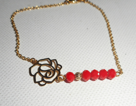 Bracelet rose en filigrane avec cristal de bohème rouge sur chaine plaqué or