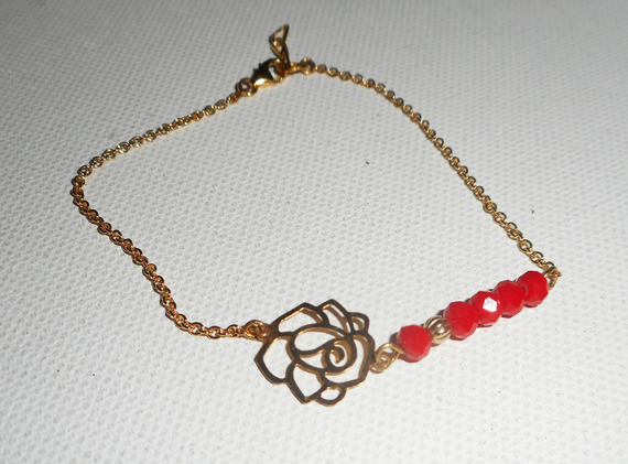 Bracelet rose en filigrane avec cristal de bohème rouge sur chaine plaqué or