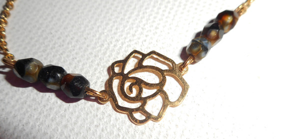 Bracelet rose en filigrane avec cristal de bohème marron sur chaine plaqué or