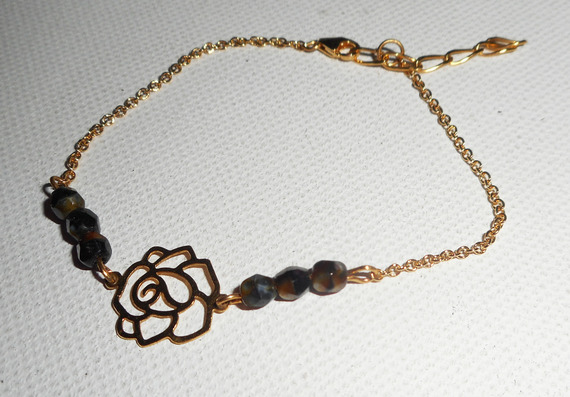 Bracelet rose en filigrane avec cristal de bohème marron sur chaine plaqué or