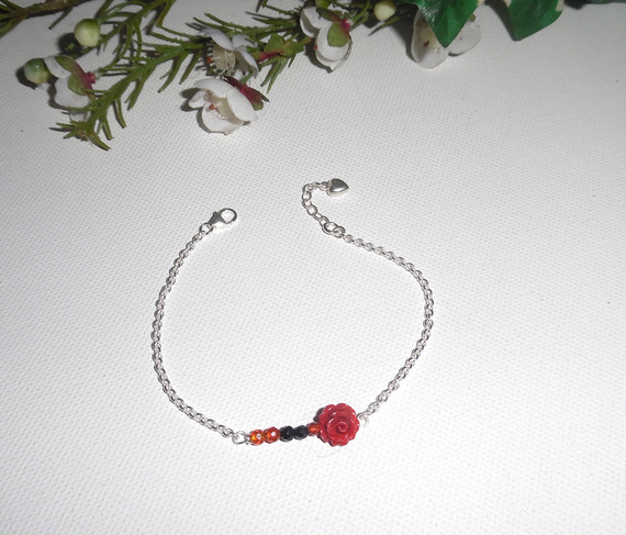 Bracelet rose rouge en gorgone avec petites agates multicolores sur chaine en argent 925
