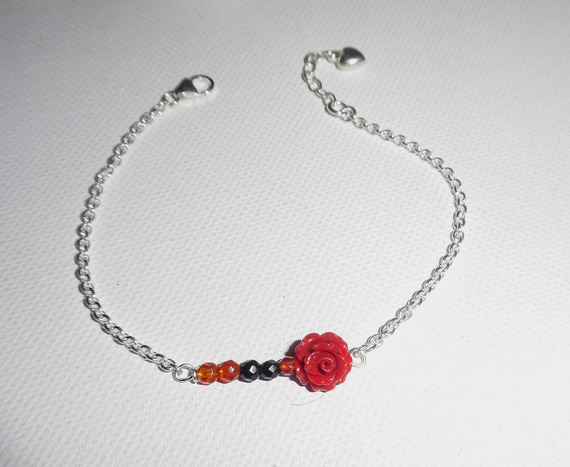 Bracelet rose rouge en gorgone avec petites agates multicolores sur chaine en argent 925