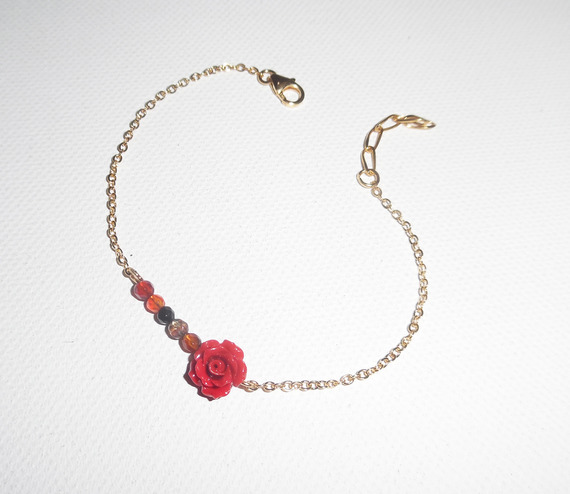 Bracelet rose sculptée en gorgone rouge avec petites agates sur chaine plaqué or