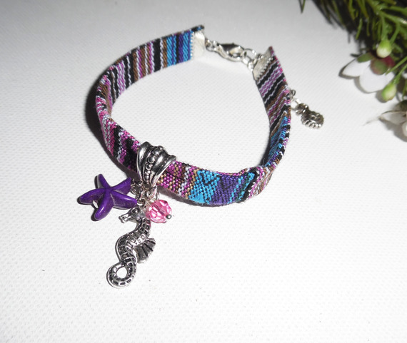 Bracelet tissus coloré avec pampilles hippocampe et étoile de mer violette