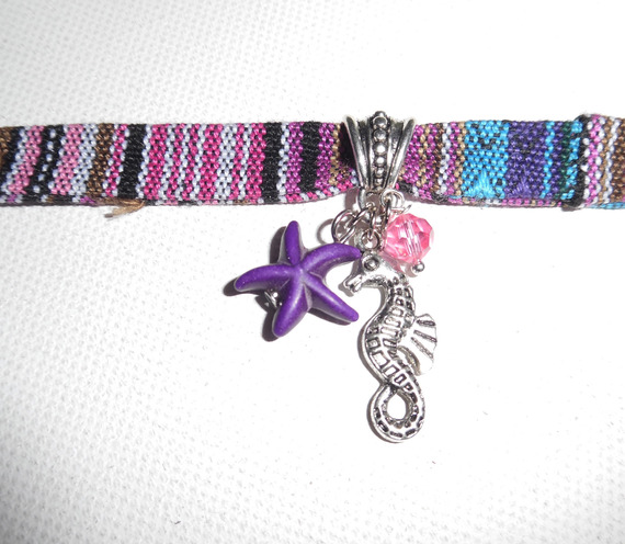 Bracelet tissus coloré avec pampilles hippocampe et étoile de mer violette