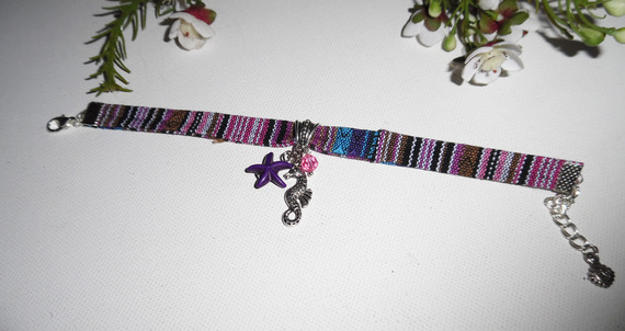 Bracelet tissus coloré avec pampilles hippocampe et étoile de mer violette