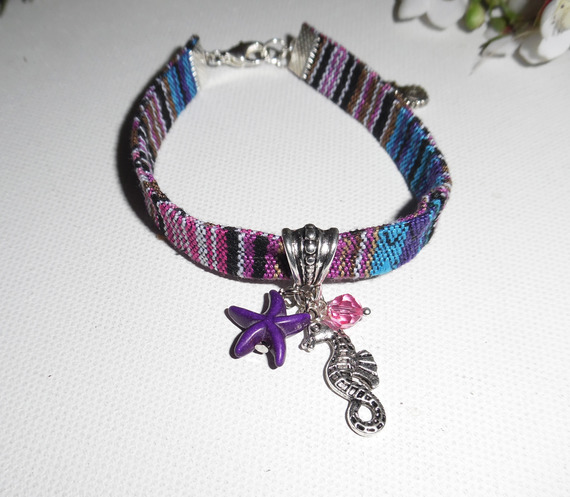 Bracelet tissus coloré avec pampilles hippocampe et étoile de mer violette