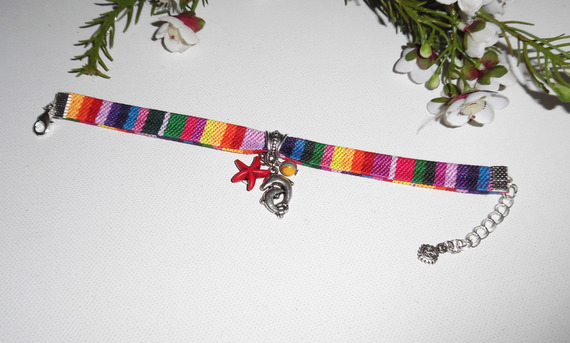 Bracelet tissus coloré avec pampilles dauphin et étoile de mer rouge
