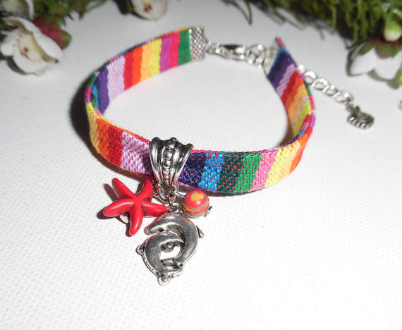 Bracelet tissus coloré avec pampilles dauphin et étoile de mer rouge