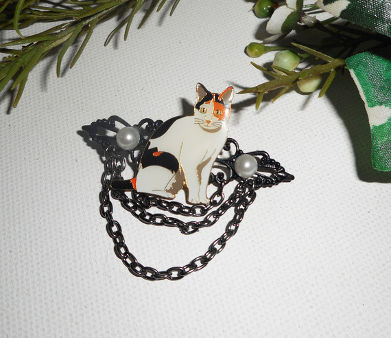 Broche avec chat en émail  perles et chaine noire