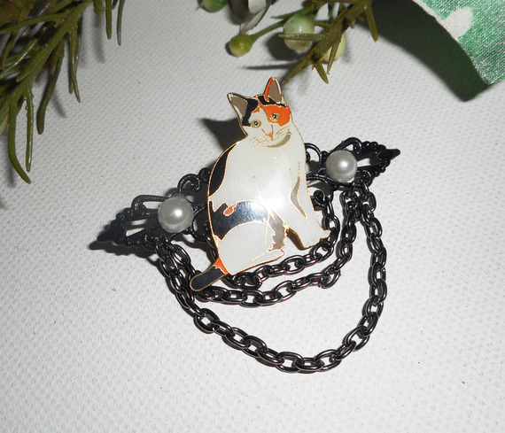 Broche avec chat en émail  perles et chaine noire