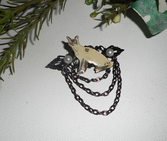 Broche avec chat siamois en émail  perles et chaine noire