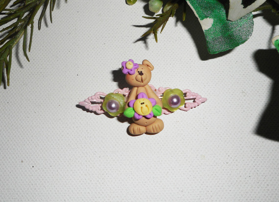 Broche avec ourson et fleur mauve sur estampe rose