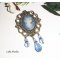Broche camé avec perles cristal bleu sur cadre bronze