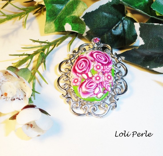 Broche camé floral en argile avec strass rose et verte