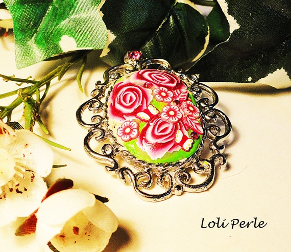 Broche camé floral en argile avec strass rose et verte