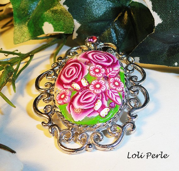 Broche camé floral en argile avec strass rose et verte