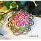 Broche camé floral en argile avec strass rose et verte