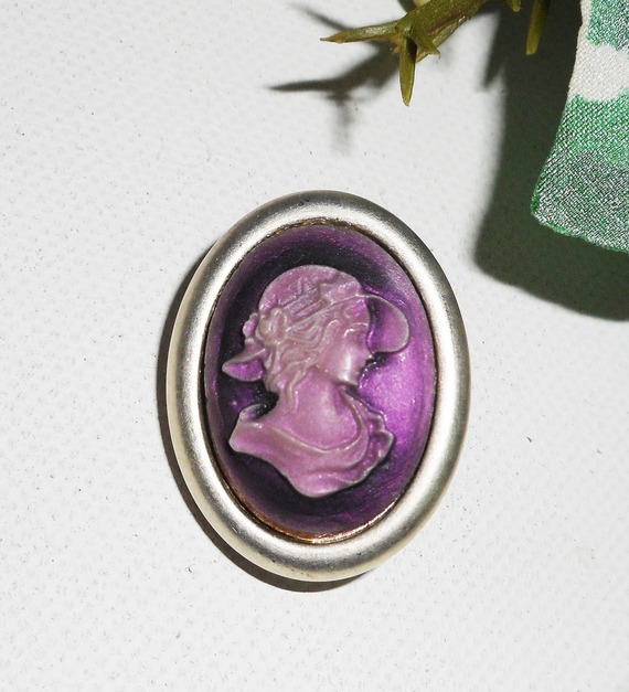 Broche camé violet dame au chapeau dans un cadre ovale