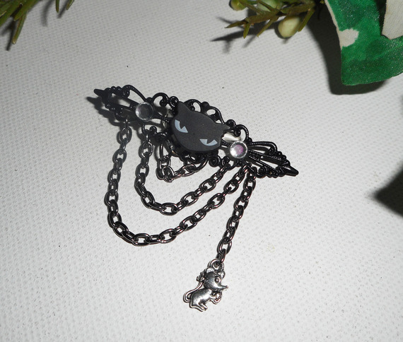Broche  chat noir en résine avec strass en cristal et chainage noir