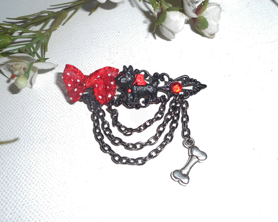 Broche  chien noir et rouge en résine avec petit noeud et chainage noir