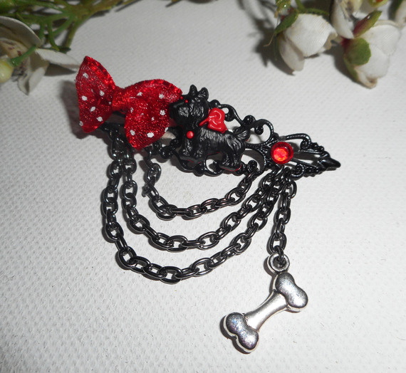 Broche  chien noir et rouge en résine avec petit noeud et chainage noir