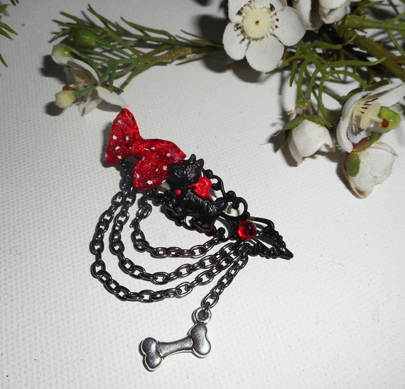 Broche  chien noir et rouge en résine avec petit noeud et chainage noir