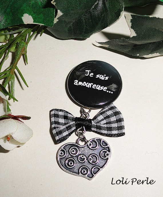 Broche message "je amoureuse" avec noeud et goutte en cristal