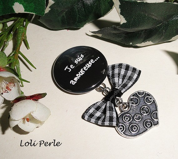 Broche message "je amoureuse" avec noeud et goutte en cristal